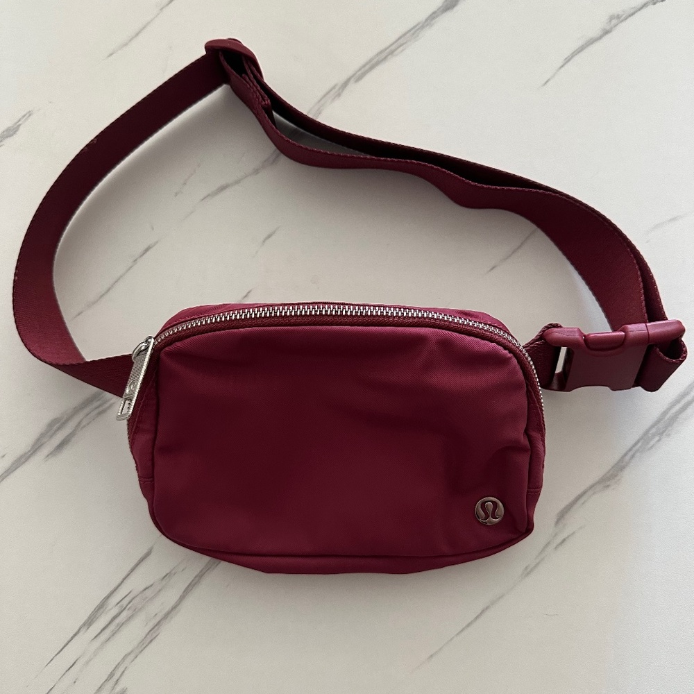Lululemon Everywhere Belt Bag - mulled wine - 1L